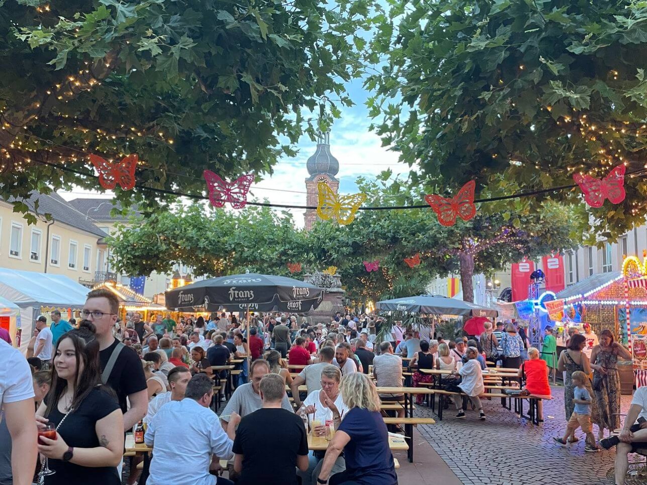 Blick auf den Marktplatz mit Sitzbänken